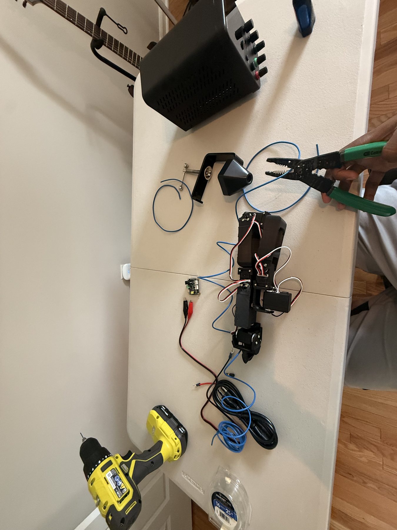 Servo wiring, wrist joint